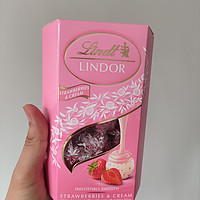 十二三块钱一盒的瑞士莲草莓白巧克力，京东国际真的太实惠