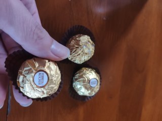 大人小孩都吃得费列罗金球巧克力