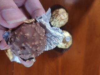 大人小孩都吃得费列罗金球巧克力