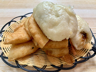 早餐：豆腐脑水煎包油饼