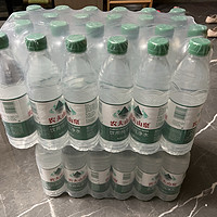 据说绿瓶的农夫山泉水更甜？楼主买了两箱48瓶愣是没喝出和红瓶有啥区别！