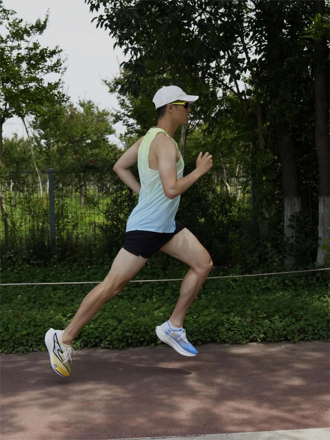 跑鞋