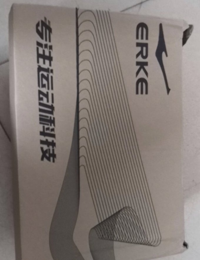 鸿星尔克跑鞋