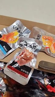 小包味道很好，除了肉脯是原味的，别的都是辣的