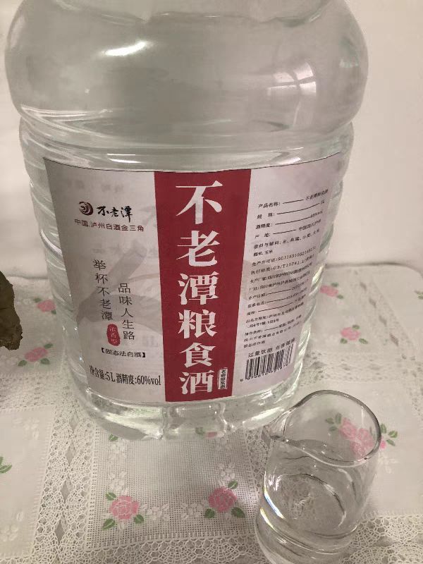 四川泸州的糯红高粱散装白酒