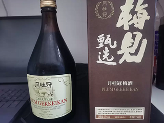 这款梅子酒采用优质的青梅和精选的基酒，经过精心的酿造和熟成，呈现出浓郁的果香和醇厚的口感。