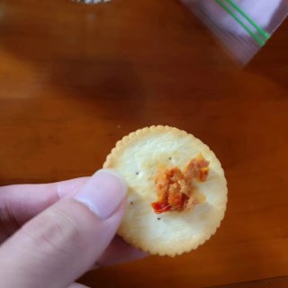 鱼罐头肉配饼干，美味好享受