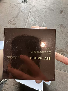 HOURGLASS小金碗定妆散粉、持妆蜜粉以及粉饼柔焦产品，在美妆界享有较高的声誉。