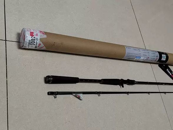 这款钓竿采用顶级的碳素材质，不仅轻盈而且坚固，使你在长时间钓鱼时不会感到疲劳。