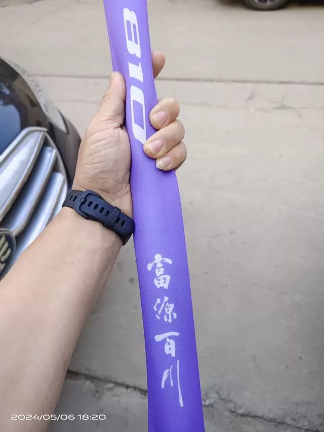 一款超轻超硬、28调的鲤鱼鲫鱼竿，专为台钓设计，具有出色的性能和广泛的适用性。