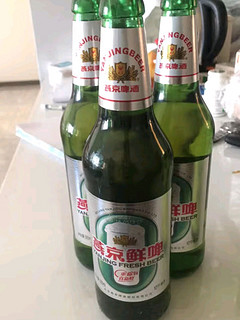 🍻燕京鲜啤，醇鲜入喉的享受！🌬️