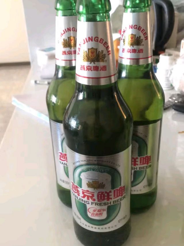 🍻燕京鲜啤，醇鲜入喉的享受！🌬️