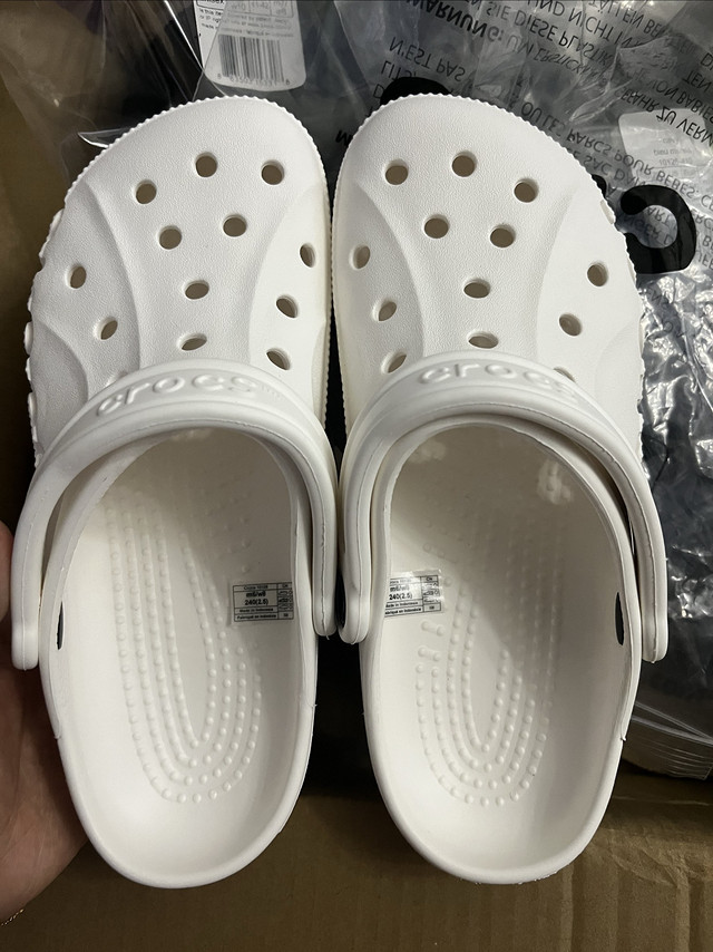 crocs 拖鞋贵还是有贵的道理的，很舒服