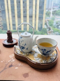 古风满满的手绘提梁壶