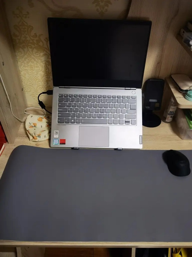 背面是有一层绒布的感觉，不会对桌面造成磨损