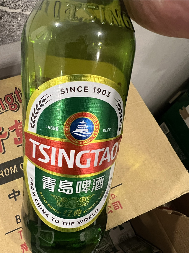 玻璃瓶的经典青岛啤酒，你们喝吗