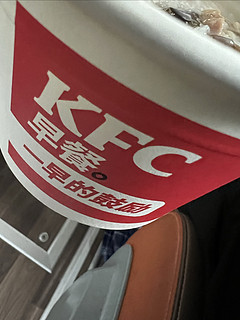 今天的早餐是KFC的皮蛋瘦肉粥