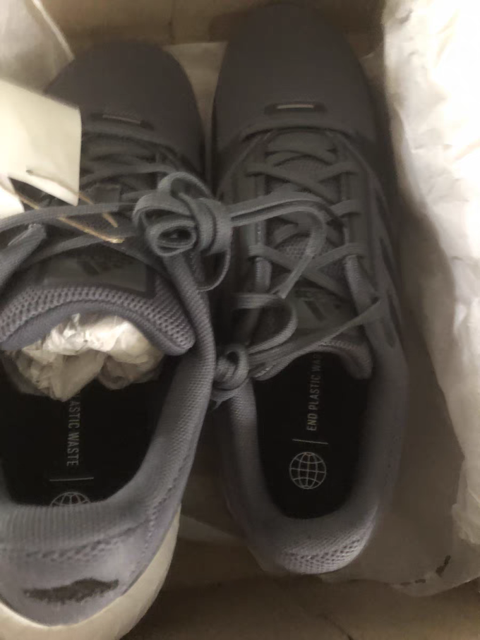 阿迪达斯跑鞋