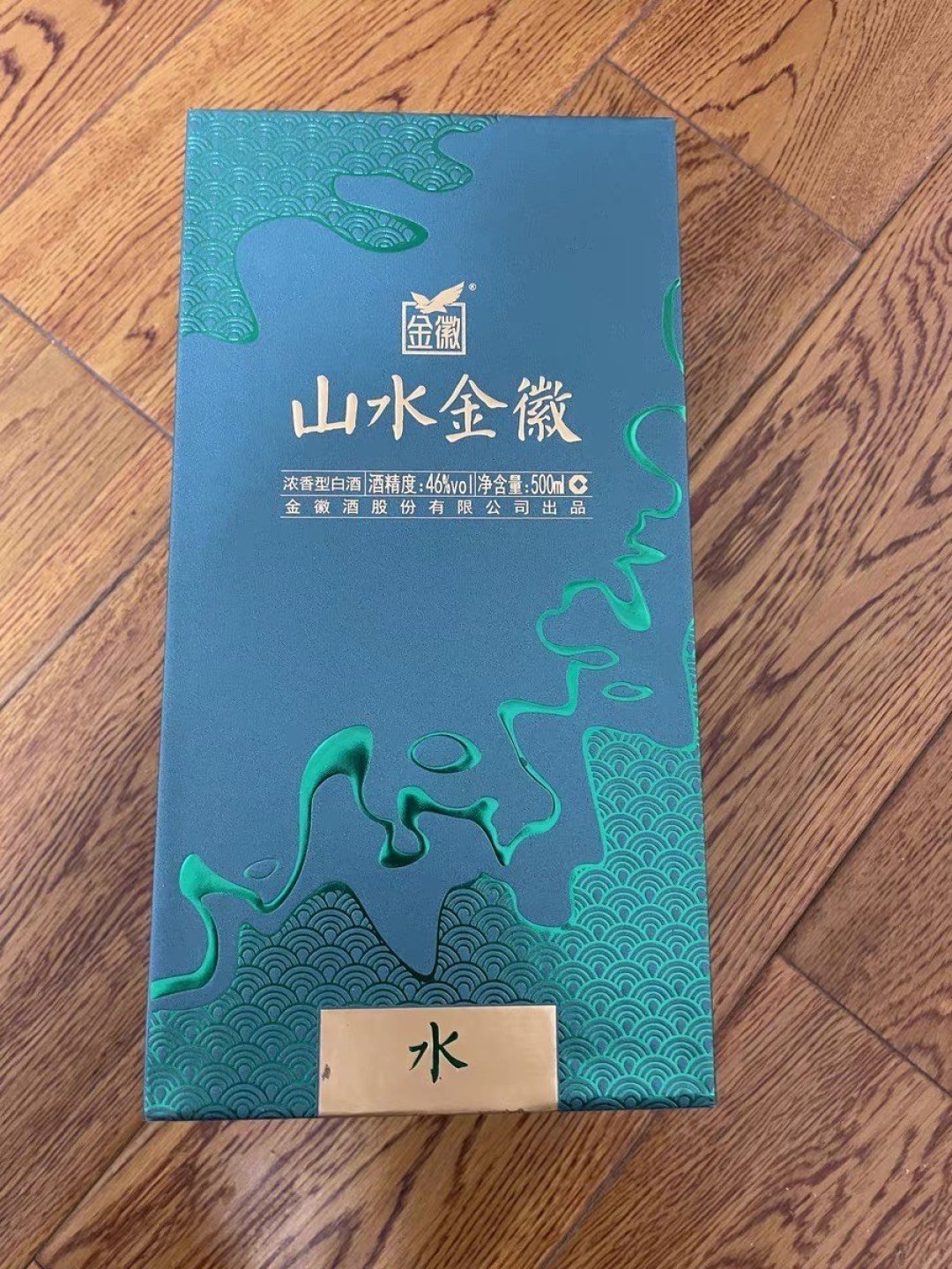 这款白酒以其入口绵,下咽顺,回味甜的口感特点,以