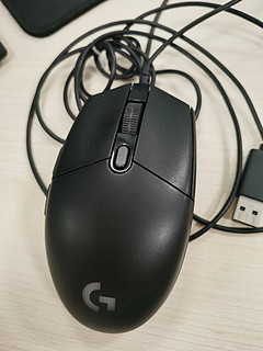 罗技G102，很有性价比的一款入门鼠标。