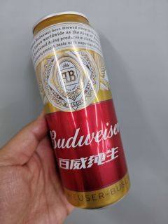 为冠军干杯——百威淡色拉格纯生啤酒