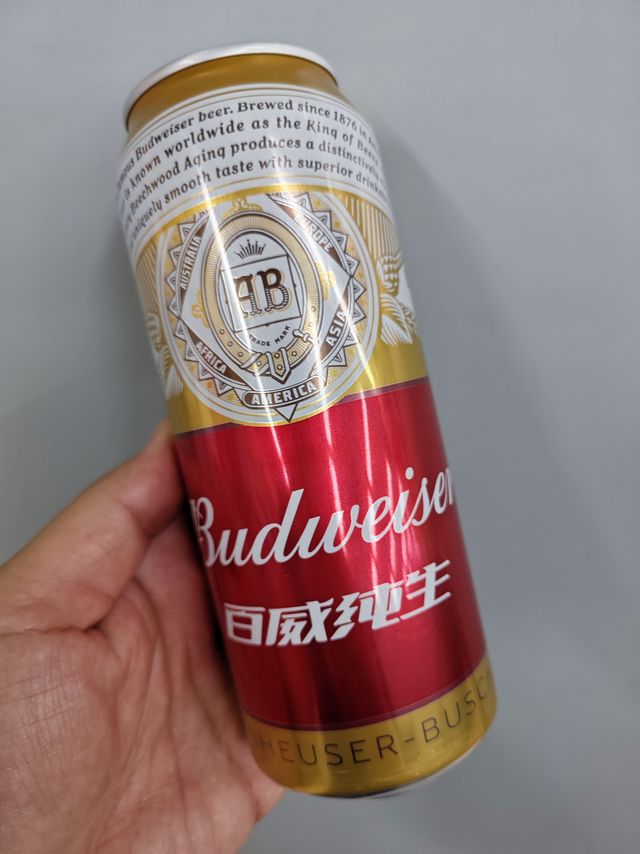 为冠军干杯——百威淡色拉格纯生啤酒