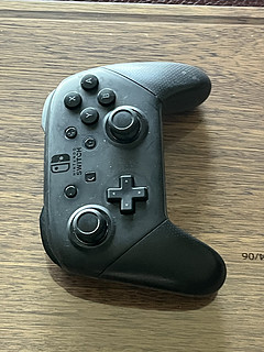 任天堂Switch Pro手柄用着舒服，价格不贵。