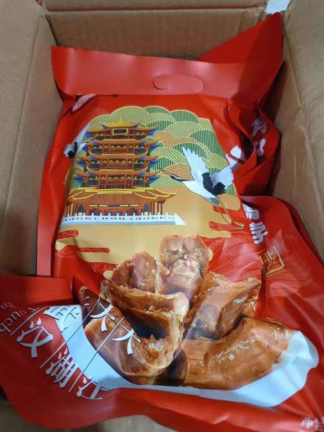 看球赛，啃鸭脖