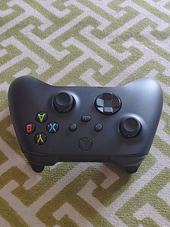 微软Xbox无线手柄玩游戏很爽快。