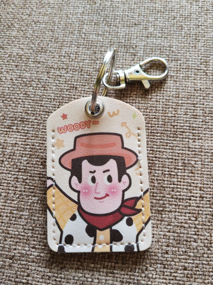 外观设计简约大方,能很好地保护我的门禁卡,而且佩戴起来非常方便,不