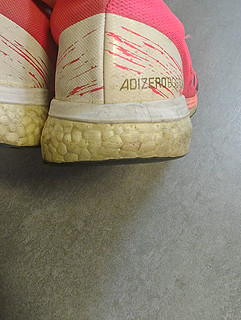 阿迪达斯薄底Adizero Boston跑鞋，一穿好几年