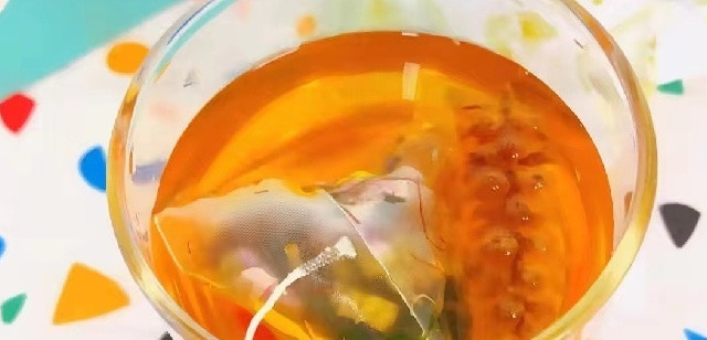 《当年轻人与中医馆碰撞出奇妙火花：酸梅汤与中药奶茶的新潮流》