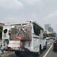 路上偶遇的房车