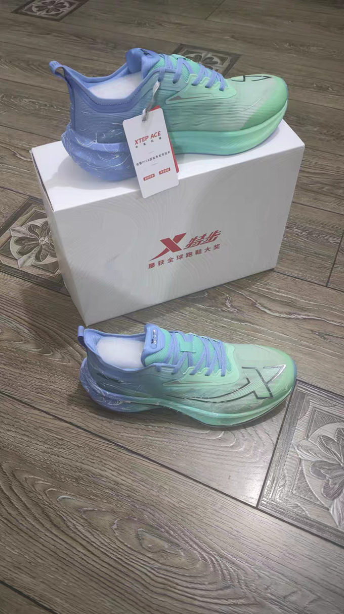 特步跑鞋