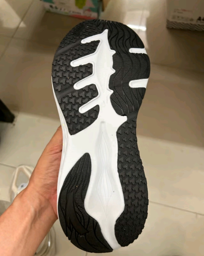 安踏跑鞋