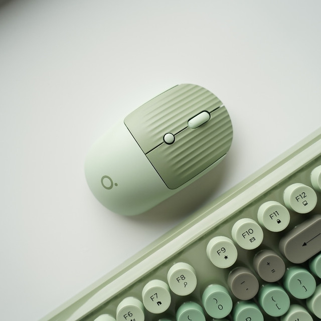 安静办公无压力!前行者V96无线键盘鼠标套装拿到了·颜值很不错·一个接收器键盘鼠标都搞定～