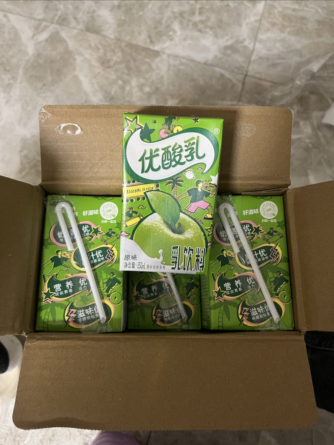 伊利优酸乳,酸酸甜甜的味道