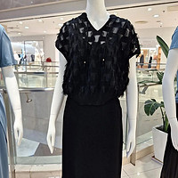 昨天下班去商场逛了一圈，看上了两条裙子，第一个黑色的380元，第二张图片上的裙子580元