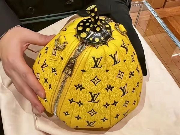 朋友说这两天他媳妇天天嚷嚷着要他给她买LV的南瓜包