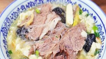 羊肉泡馍，亦称羊肉泡，古称“羊羹”，关中汉族风味饭食，源自西周。