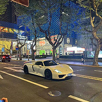 F1让上海市区陷入了疯狂！新天地一个晚上就有2台保时捷918和白色闪灵出没@XXCARS ​