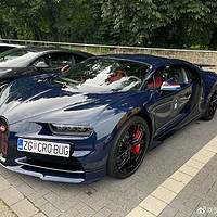 这辆蓝碳Chiron Sport属于Rimac创始人及现任布加迪CEO，Mate Rimac，克罗地亚车牌，后视镜上一边是