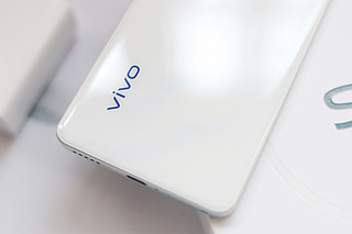 vivo S19：轻盈在手，颜值我有！