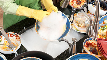 一人洗碗，全家致癌？这7个洗碗坏习惯，可能是癌症的“诱因”