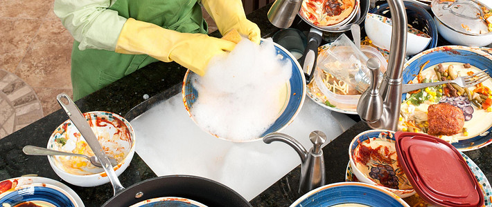 一人洗碗，全家致癌？这7个洗碗坏习惯，可能是癌症的“诱因”