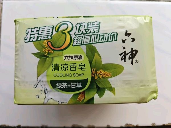 夏天肌肤油腻腻，就选六神甘草香皂！