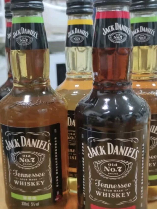 杰克丹尼（Jack Daniels）威士忌预调酒柠檬味 330ml*6瓶 礼盒装