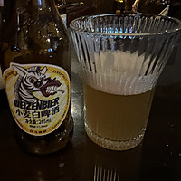 喝斑马精酿小麦白啤酒看足球