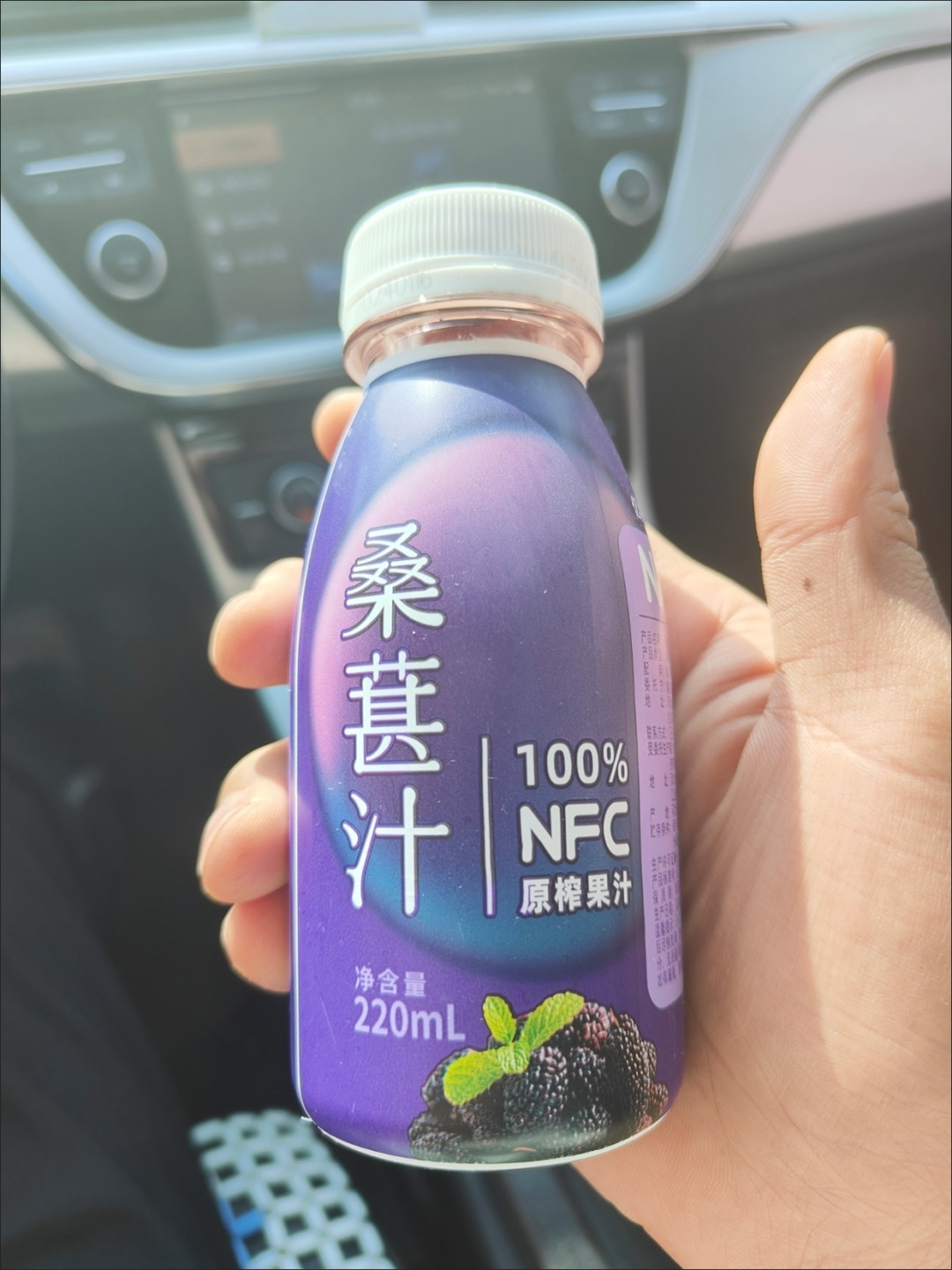 中文为"非浓缩还原汁",是将新鲜原果清洗后压榨出果汁,经瞬间