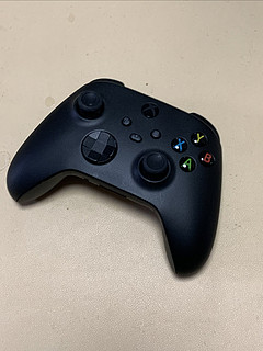 玩儿魂系游戏必备的Xbox专业原装手柄。